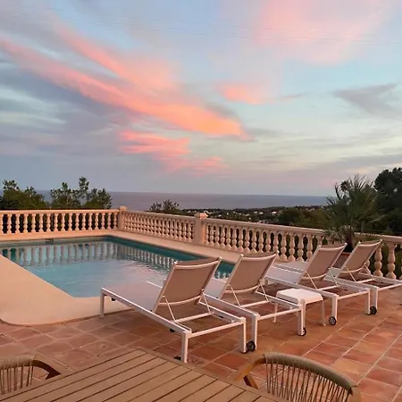 Stunning Sea Views And 3 Bedrooms Apartment